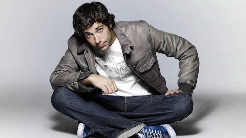 Zachary Levi Looking up wallpaper
