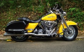 Harley Davidson Road King Yellow wallpaper