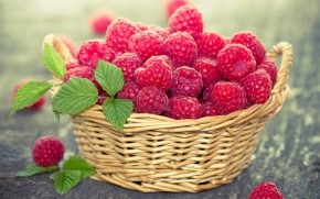 Basket of Raspberries wallpaper