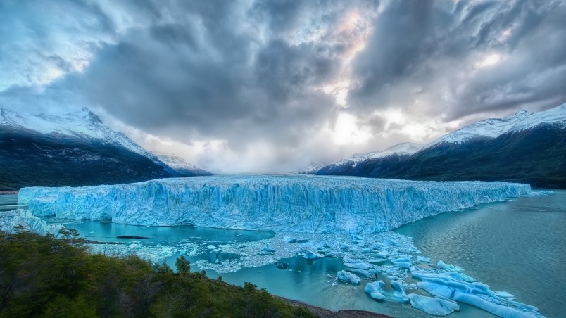 Huge Glaciar wallpaper