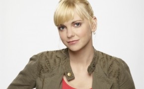 Anna Faris Simple and Sweet wallpaper