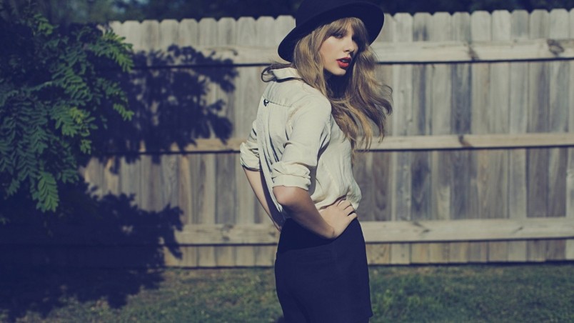 Taylor Swift Pose wallpaper