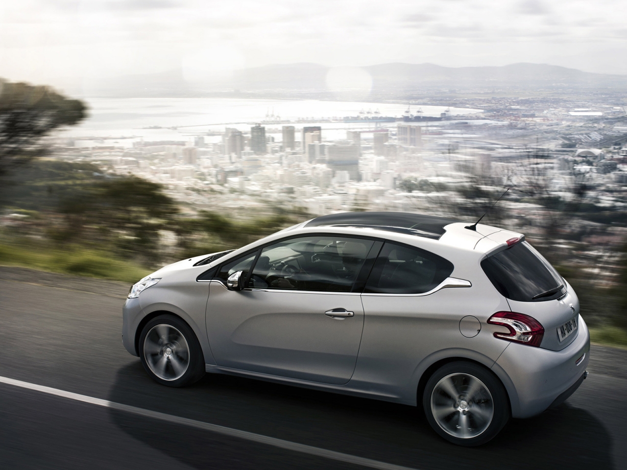 2012 Peugeot 208 for 1280 x 960 resolution