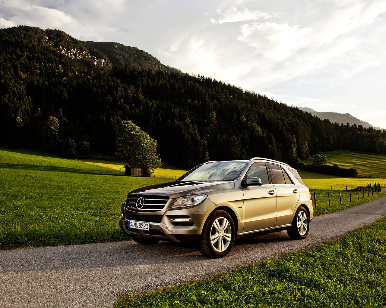 2013 Mercedes ML for 1280 x 1024 resolution