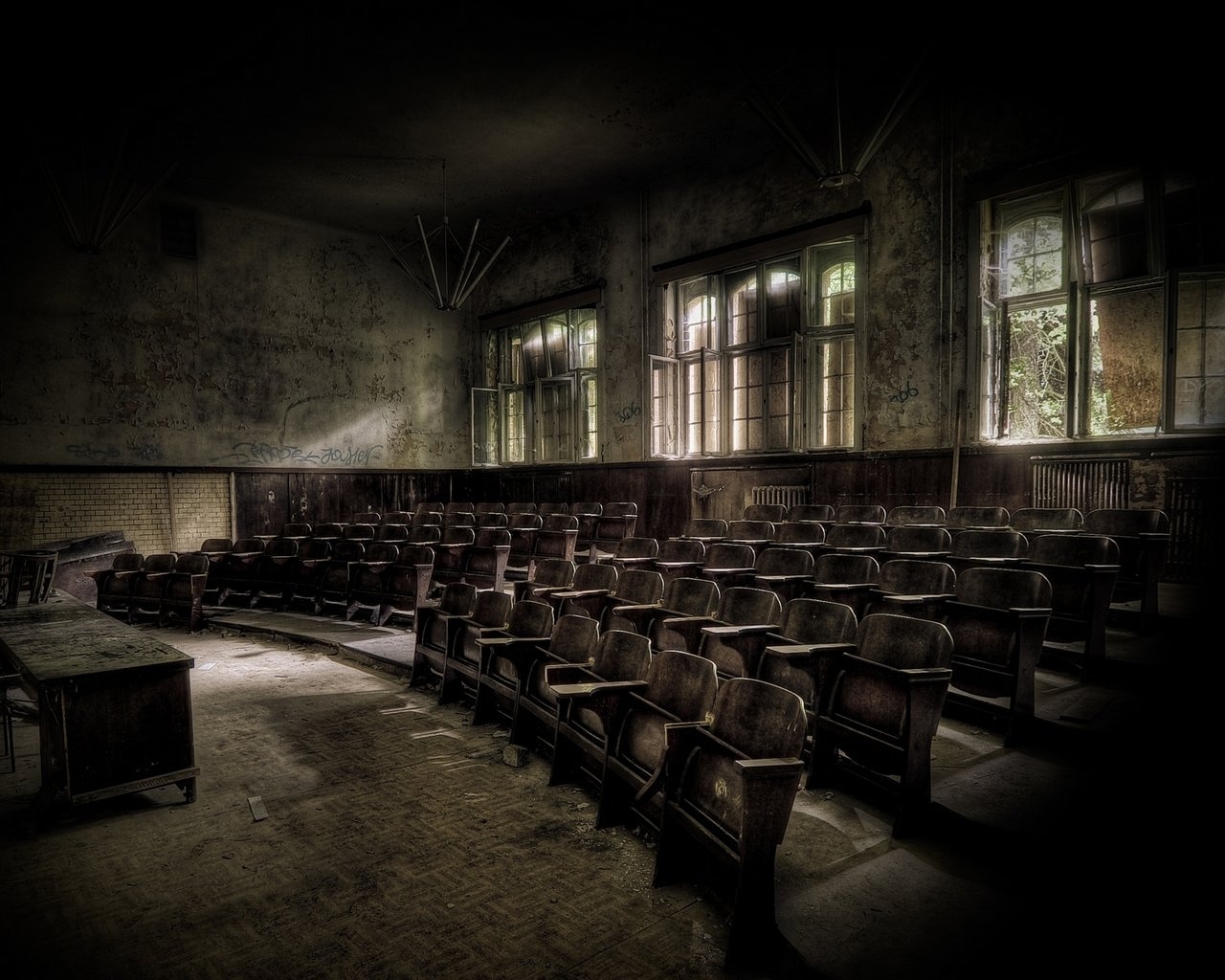 Abandoned classroom for 1280 x 1024 resolution