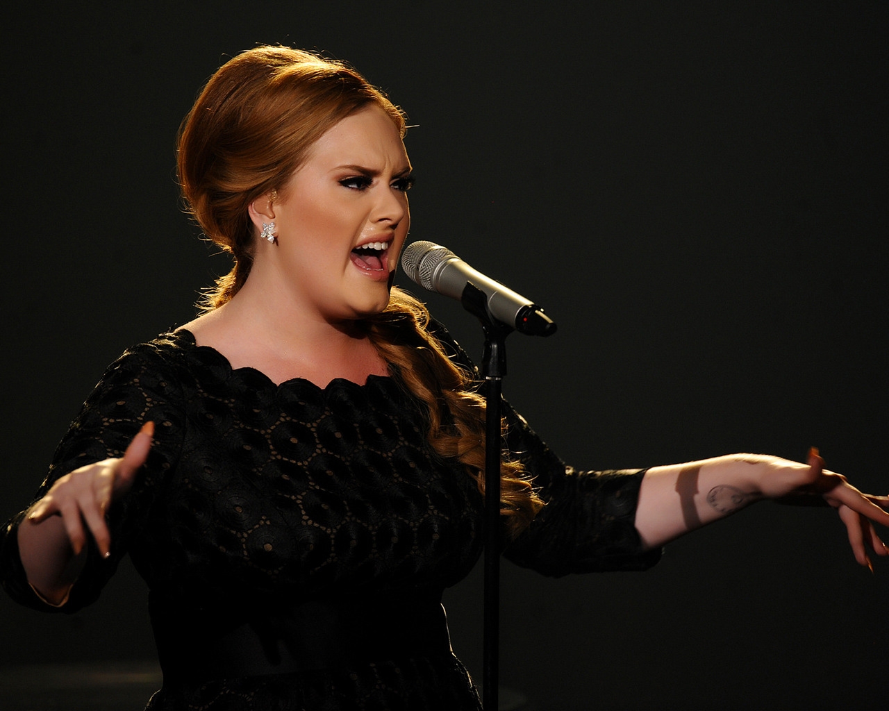 Adele Performing for 1280 x 1024 resolution