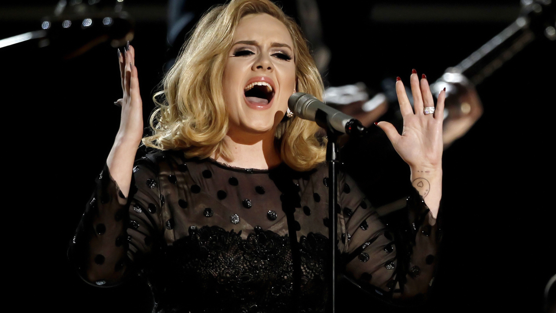 Adele Singing for 1920 x 1080 HDTV 1080p resolution