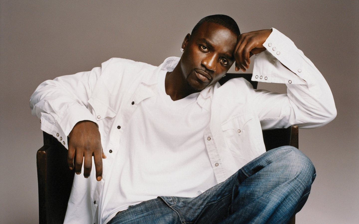 Akon for 1440 x 900 widescreen resolution