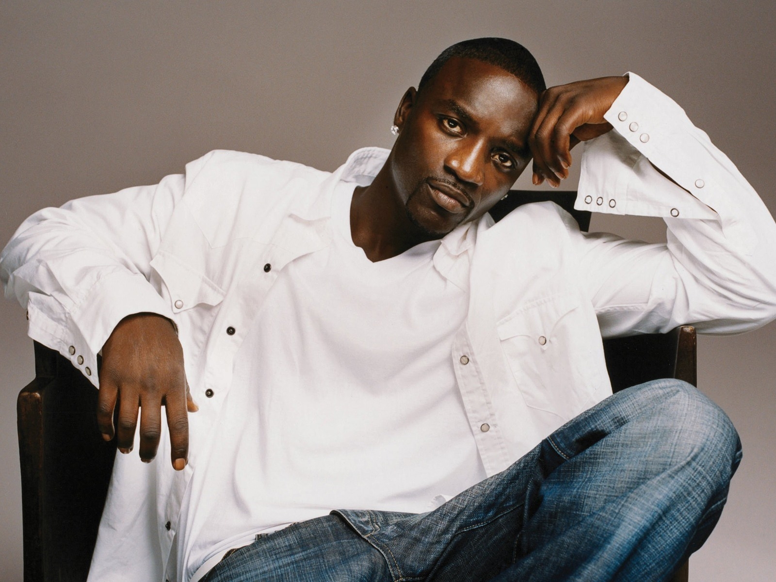 Akon for 1600 x 1200 resolution