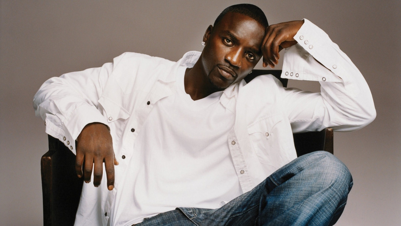 Akon for 1600 x 900 HDTV resolution