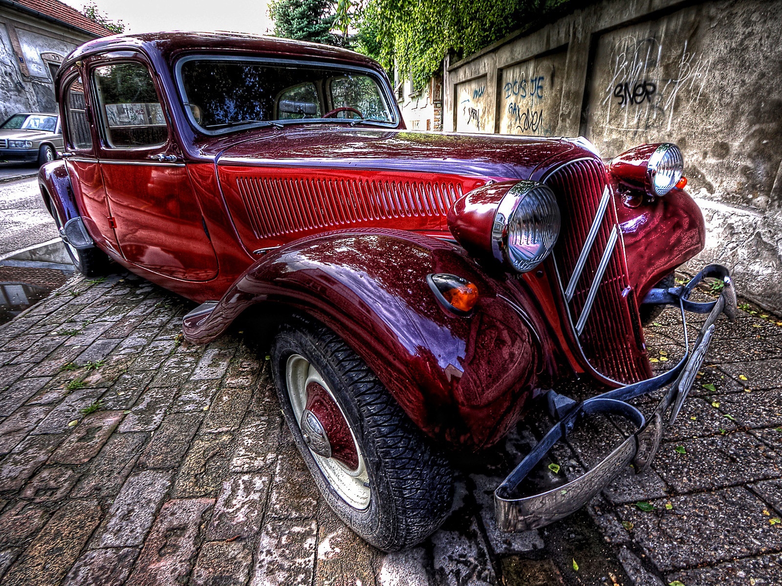 Amazing Old Car HDR for 1600 x 1200 resolution