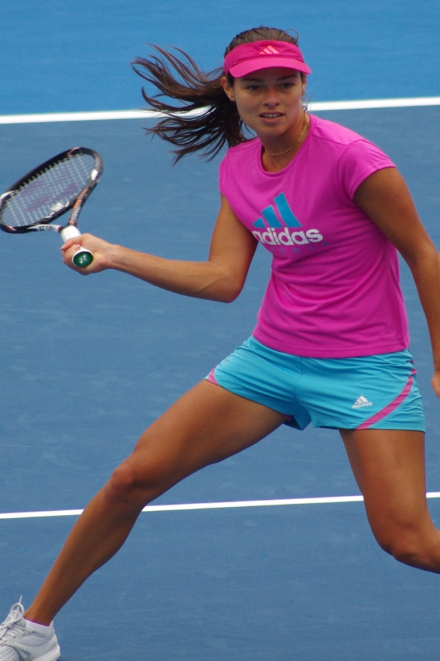 Ana Ivanovic Practicing for 640 x 960 iPhone 4 resolution