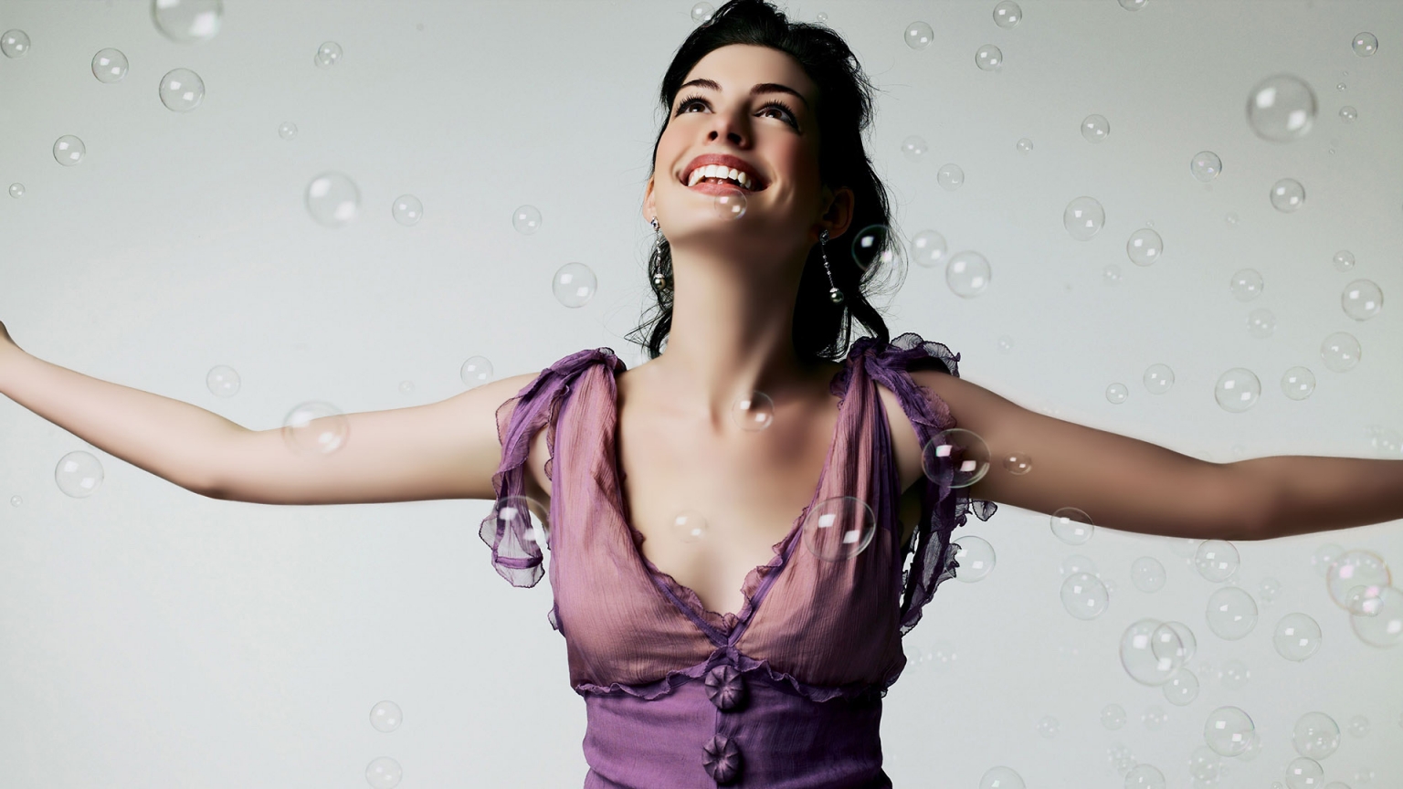 Anne Hathaway Bubbles for 1536 x 864 HDTV resolution