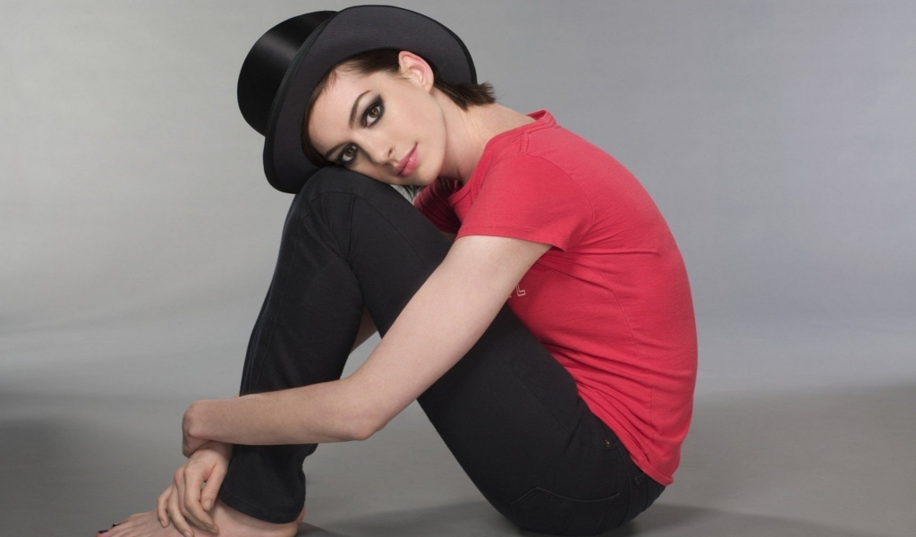 Anne Hathaway Smile for 1024 x 600 widescreen resolution
