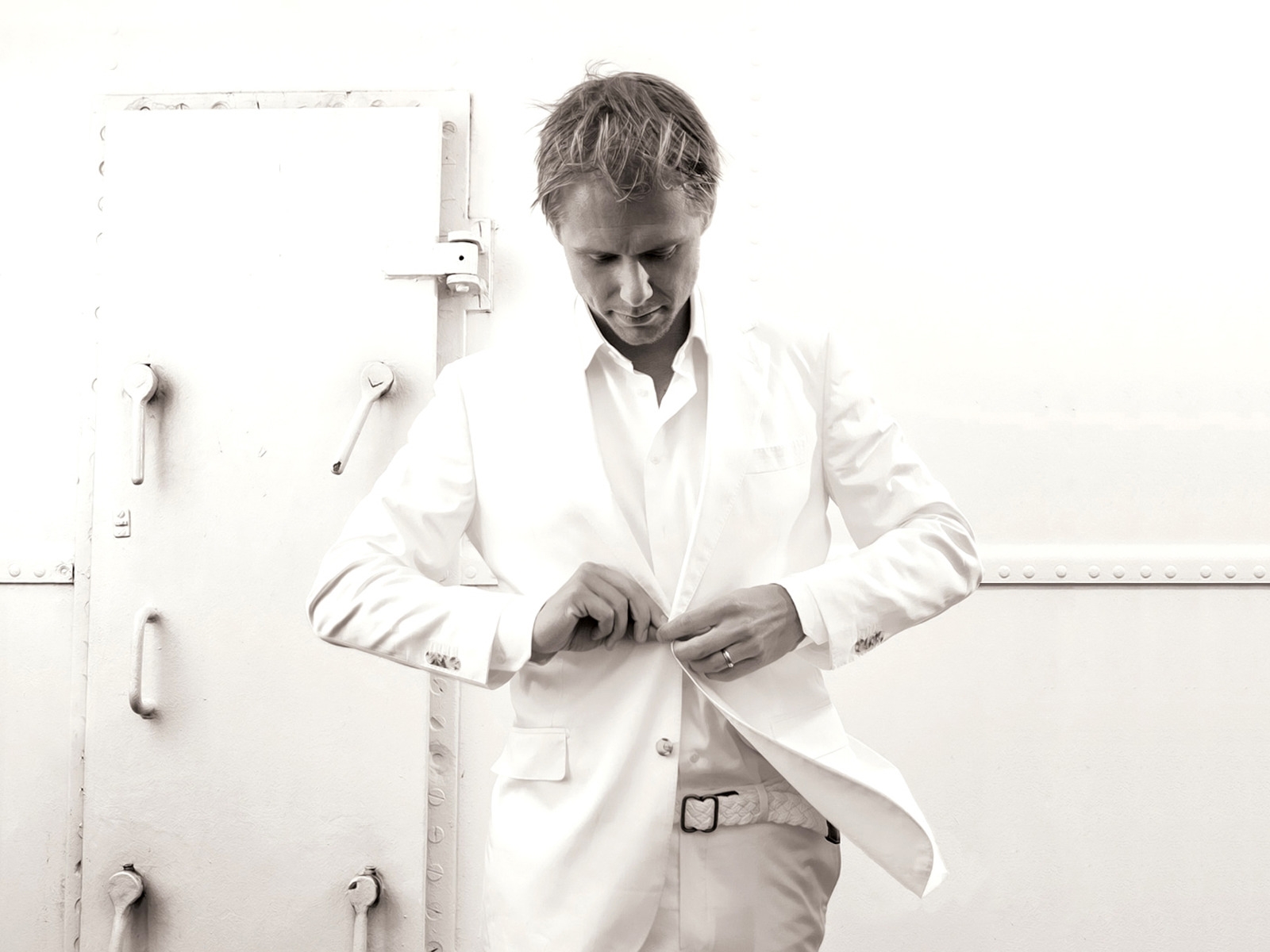 Armin Van Buuren White for 1600 x 1200 resolution