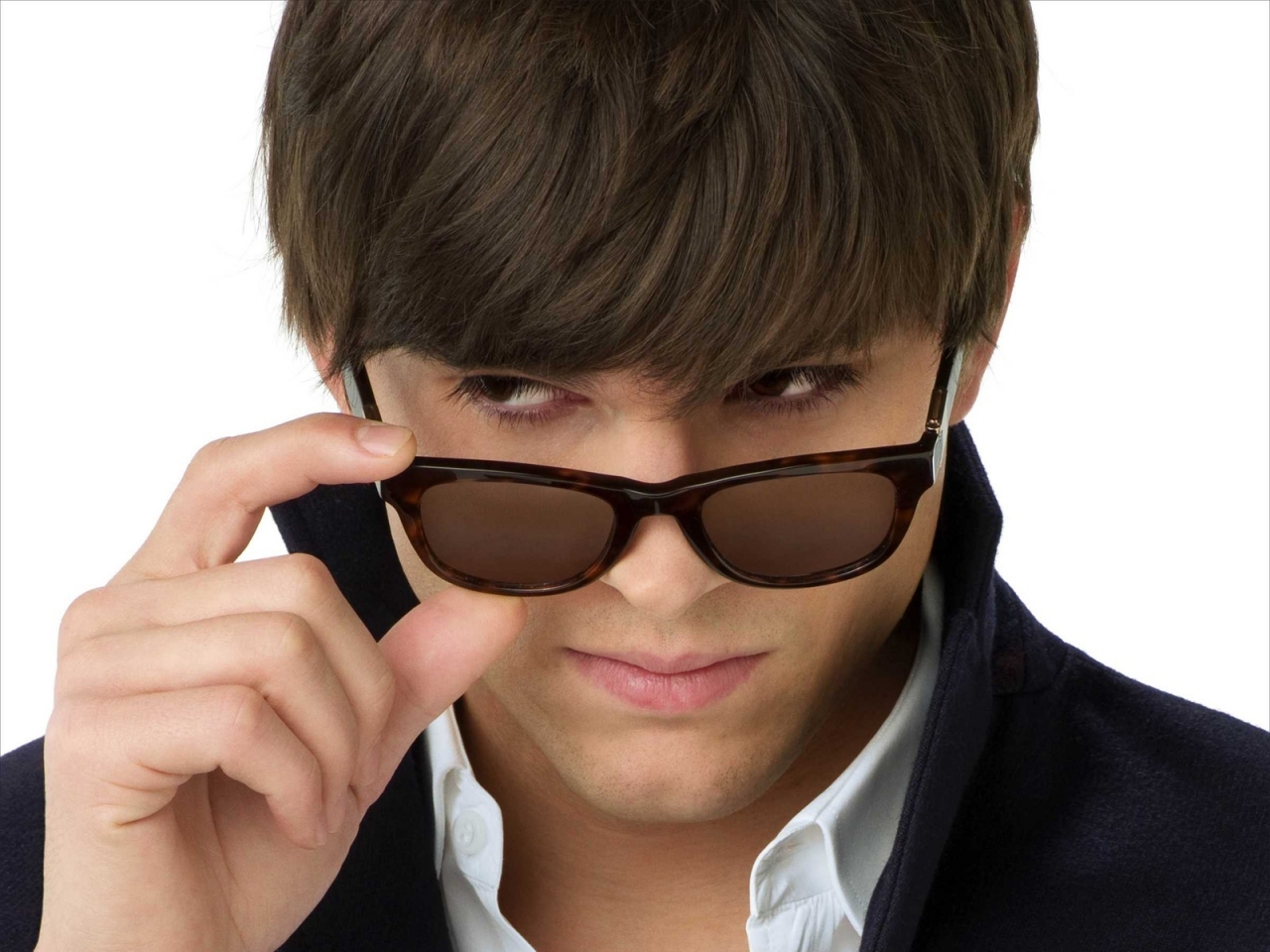 Ashton Kutcher with Sunglasses for 1280 x 960 resolution