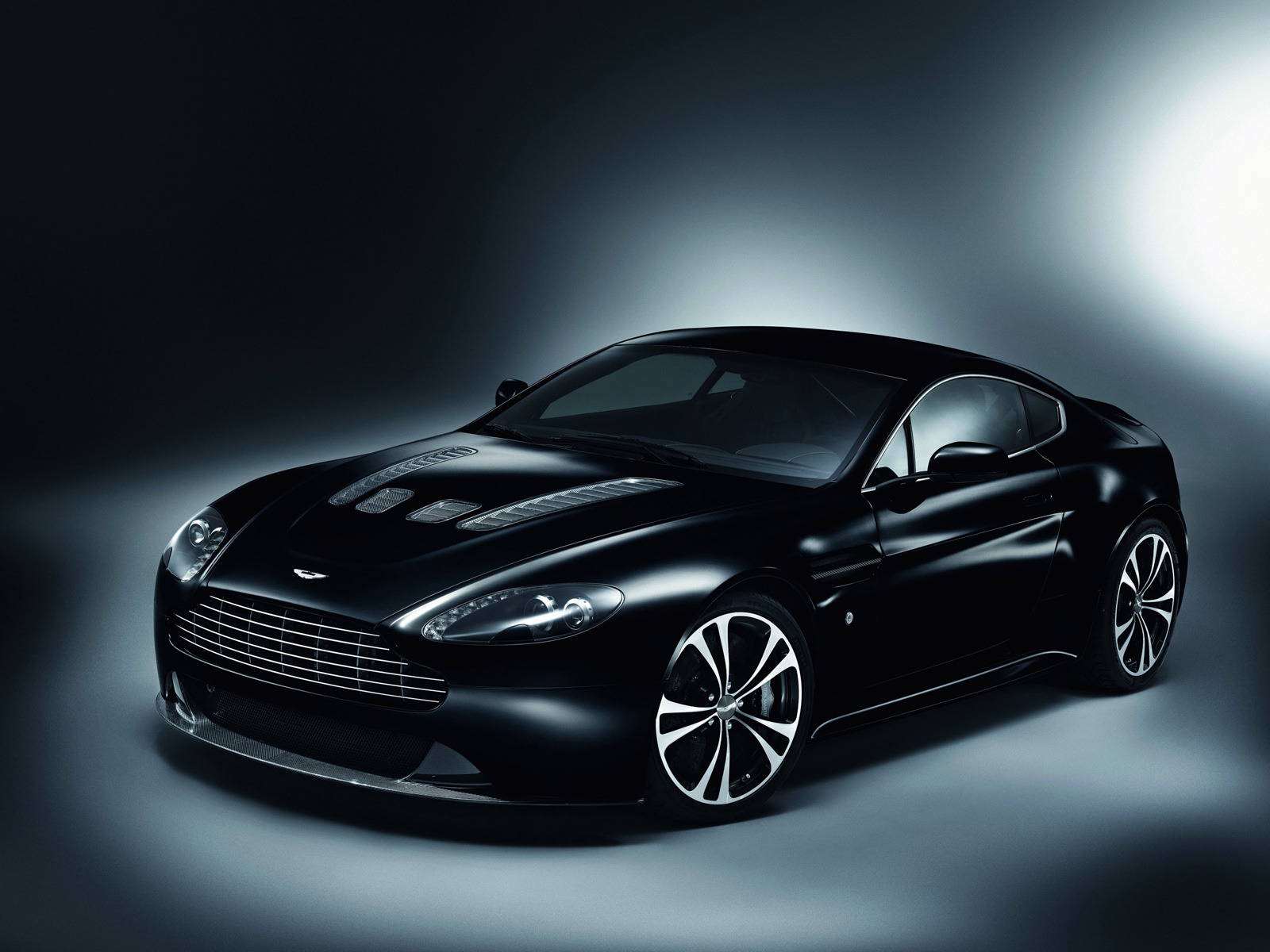 Aston Martin V12 Vantage Carbon Black for 1600 x 1200 resolution
