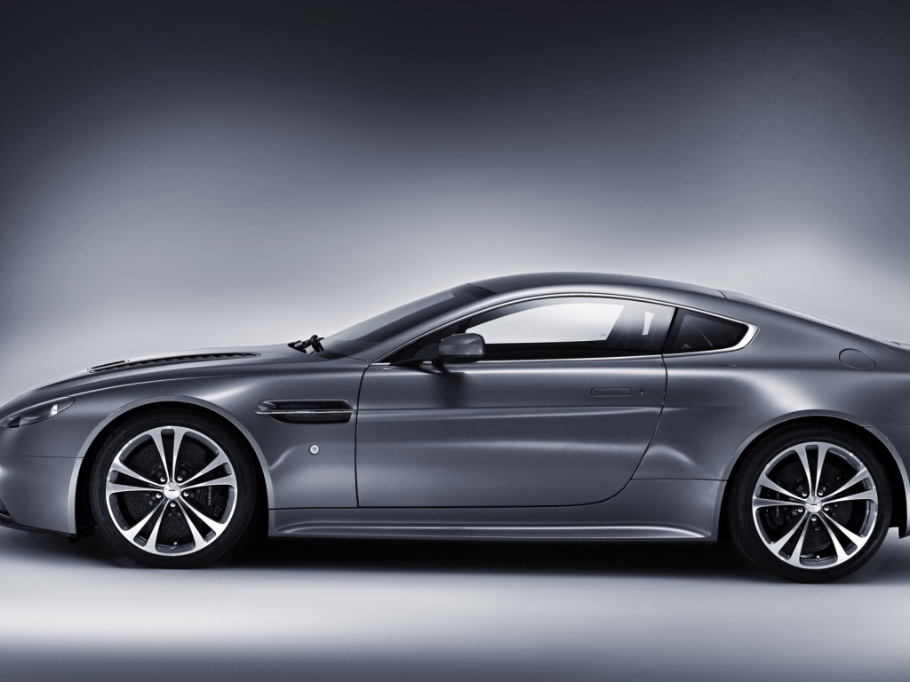 Aston Martin V12 Vantage Front View for 1024 x 768 resolution