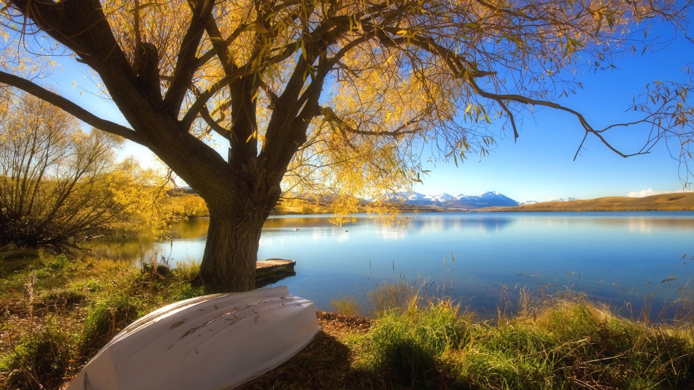 Autumn Lake for 1366 x 768 HDTV resolution