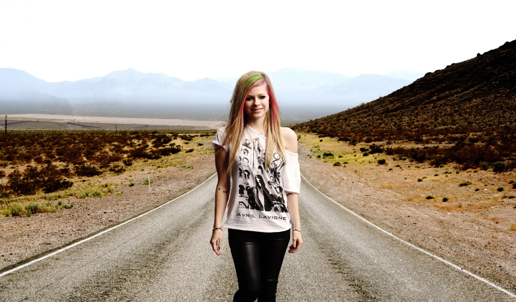 Avril Lavigne Walking for 1024 x 600 widescreen resolution