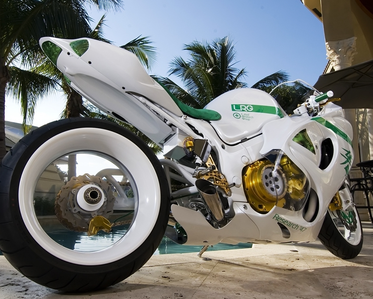 Awesome White Mototcycle for 1280 x 1024 resolution