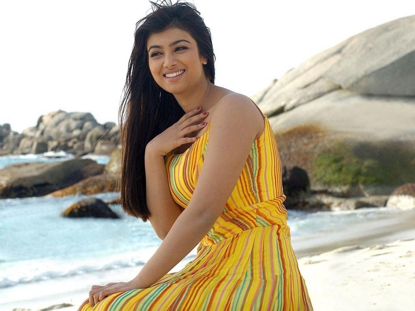 Ayesha Takia at the Beach for 1600 x 1200 resolution