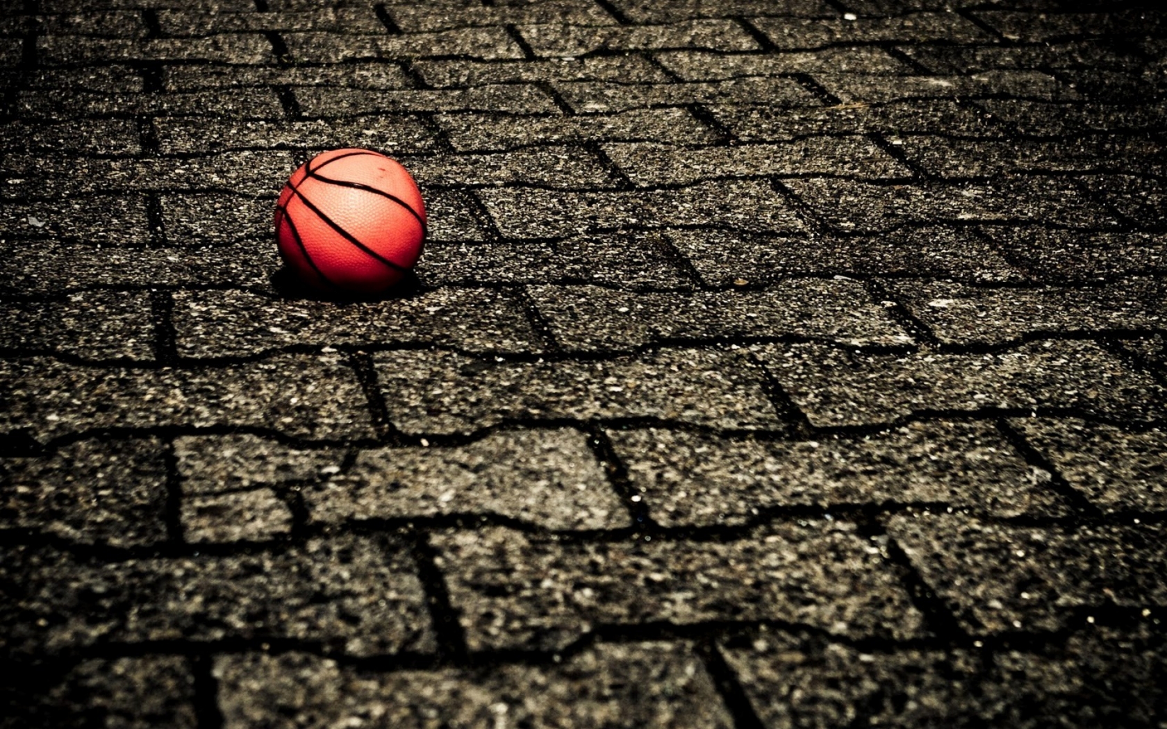 Ball on The Street for 1680 x 1050 widescreen resolution