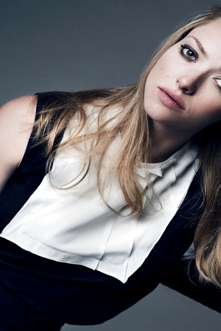 Beautiful Amanda Seyfried for 320 x 480 iPhone resolution