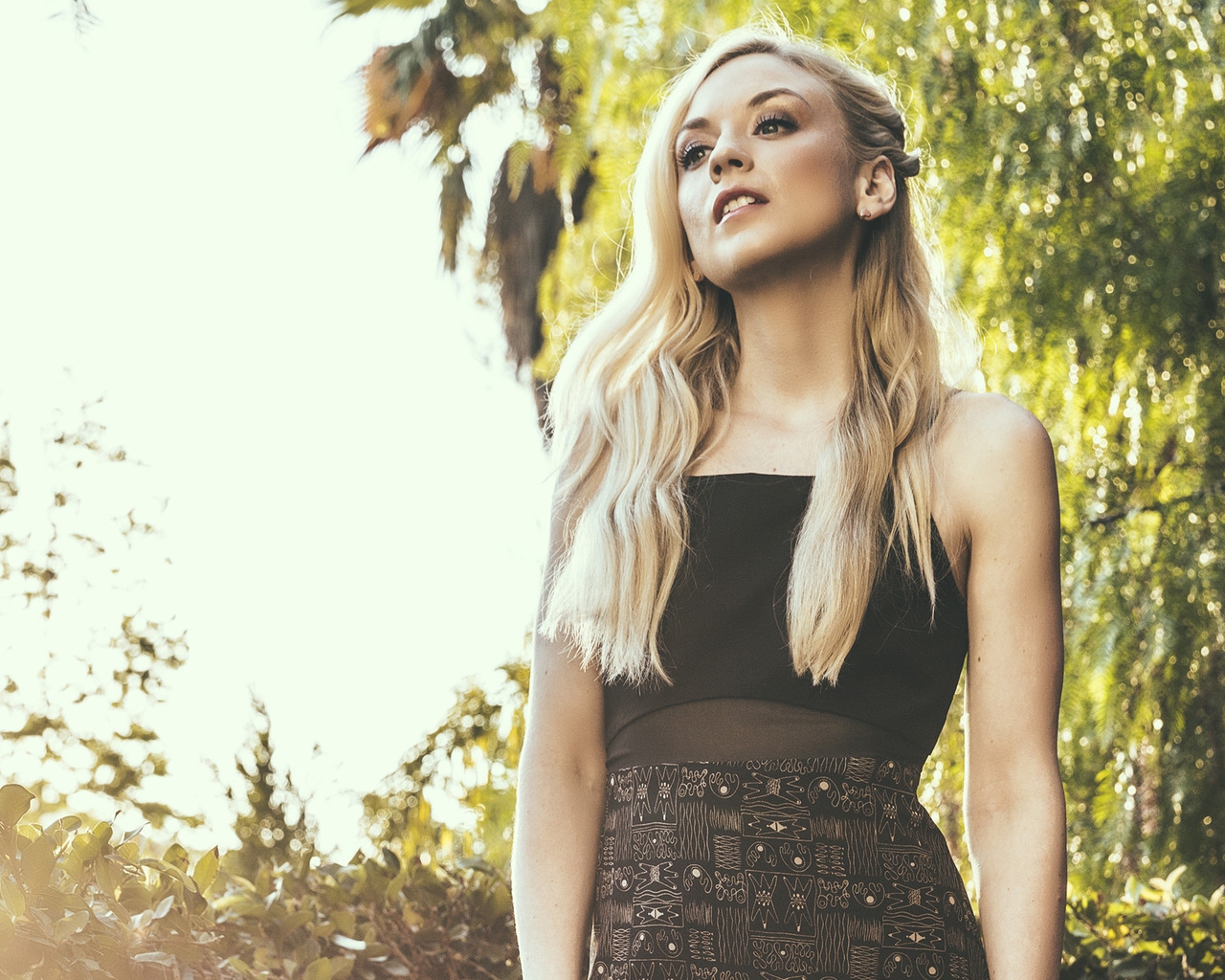 Beautiful Emily Kinney for 1280 x 1024 resolution