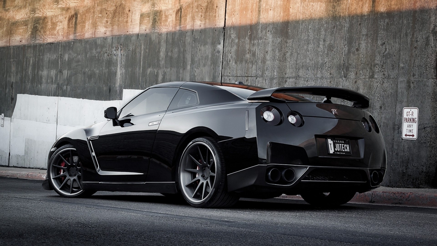 Beautiful Nissan GT-R for 1536 x 864 HDTV resolution