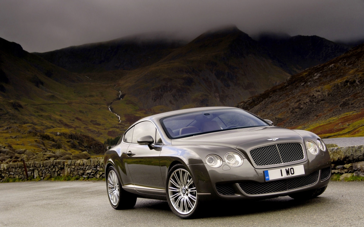 Bentley Continental Front Angle for 1440 x 900 widescreen resolution
