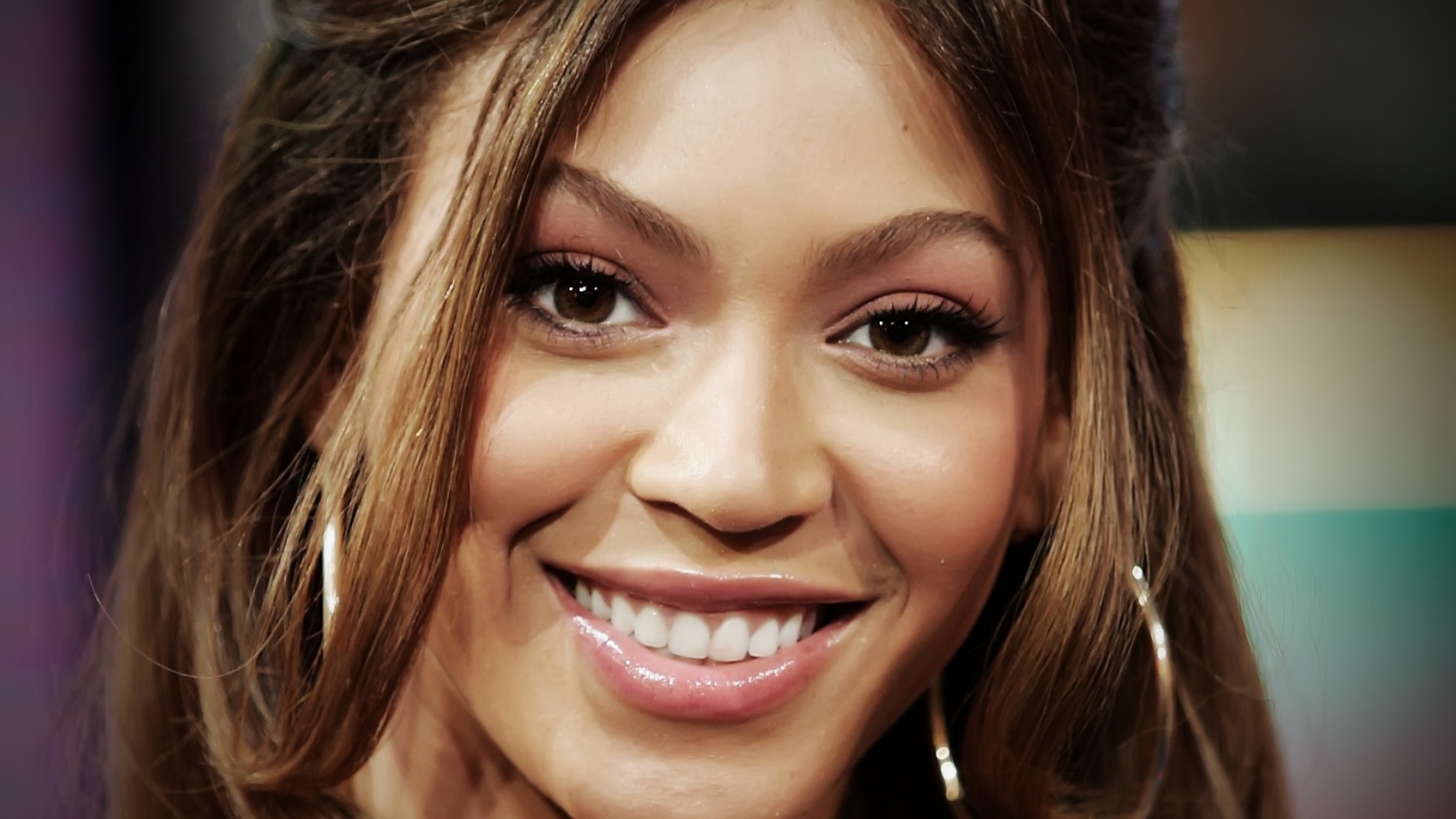 Beyonce Knowles happy for 1680 x 945 HDTV resolution
