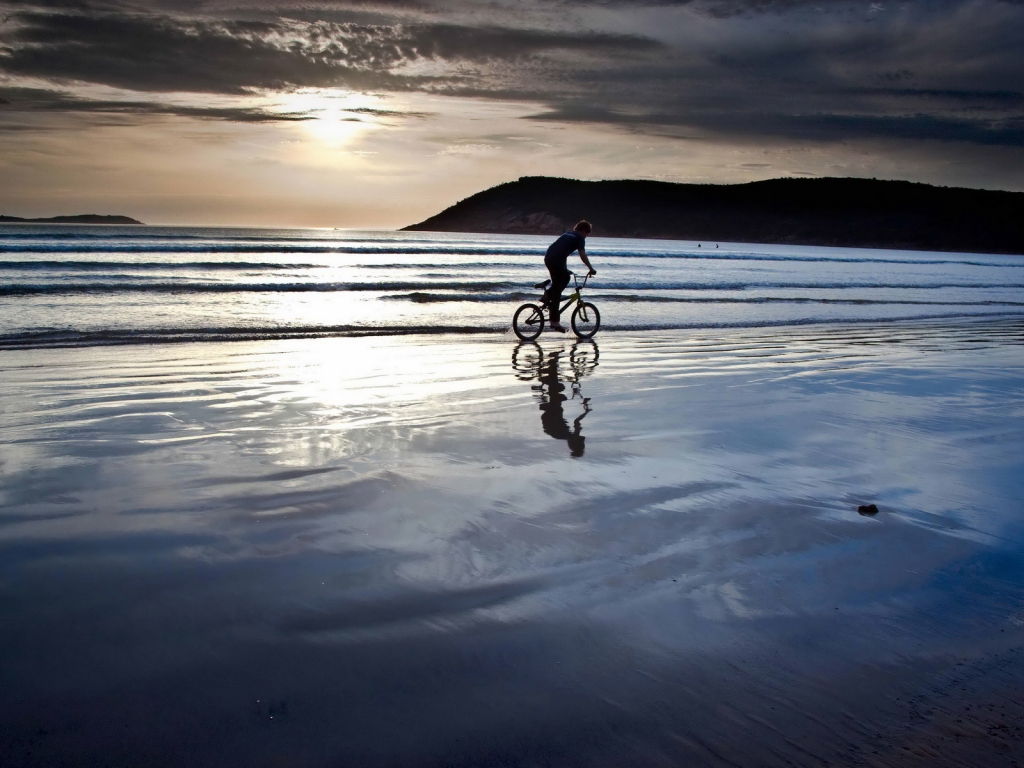 Biking on the Beach for 1024 x 768 resolution