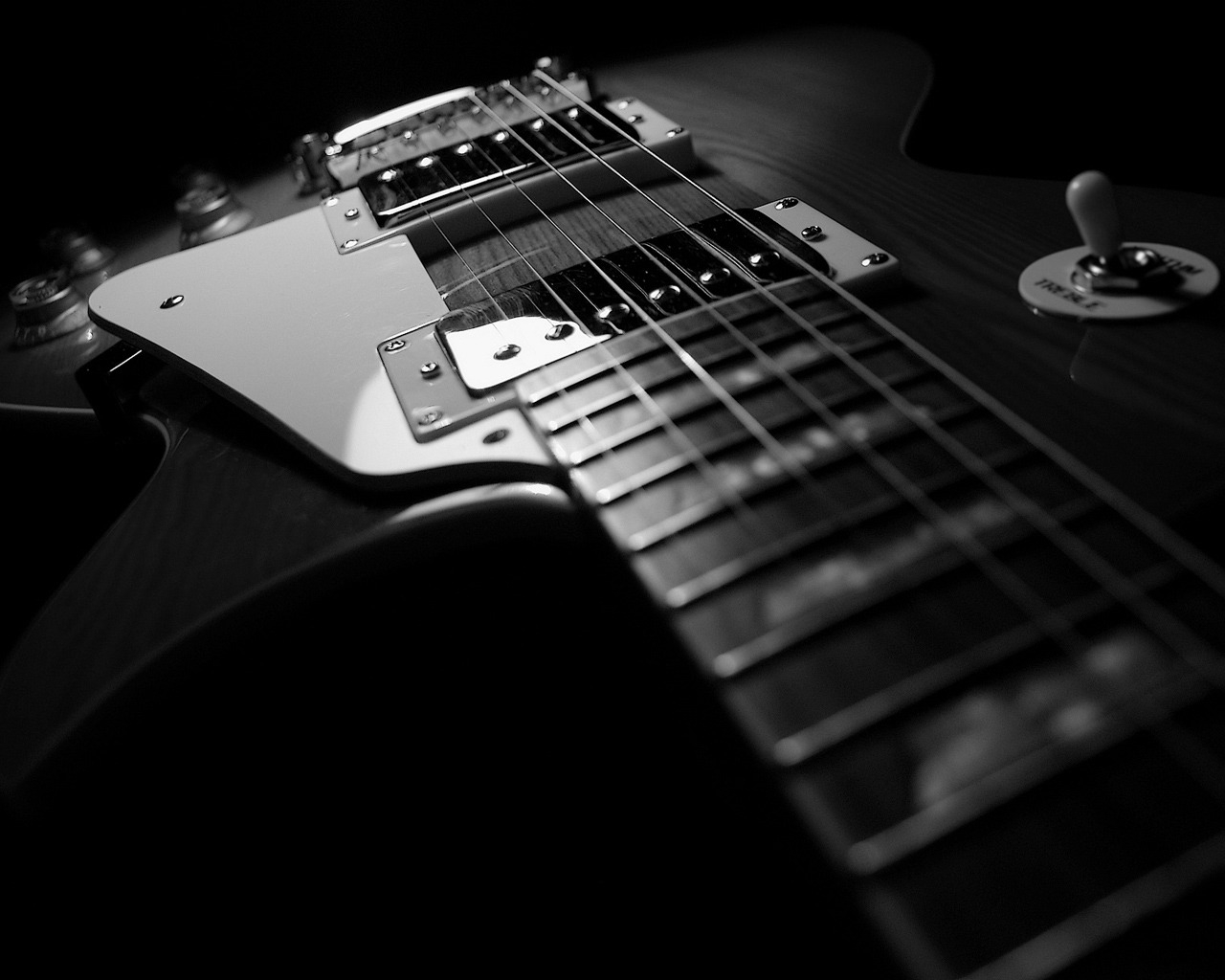 Black and White Guitar for 1280 x 1024 resolution