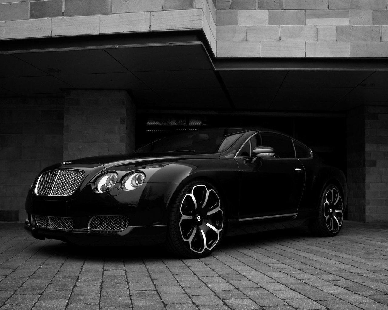 Black Bentley Front Angle for 1280 x 1024 resolution