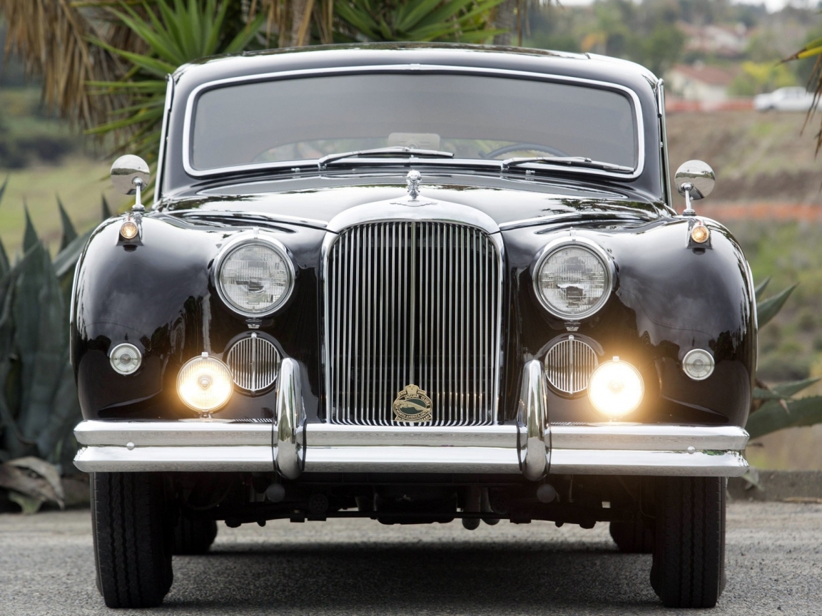 Black Classic Jaguar for 1152 x 864 resolution