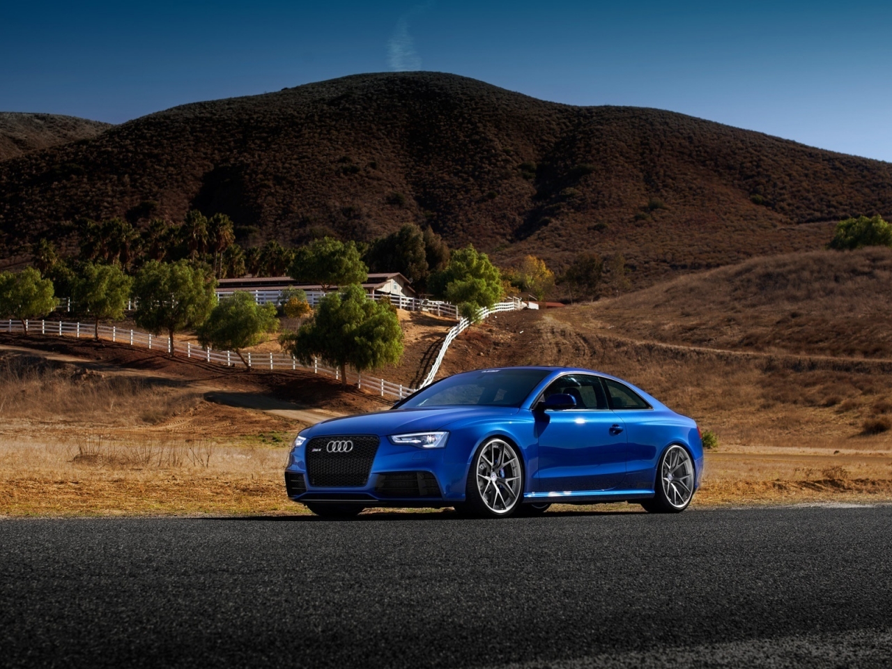 Blue Audi RS5 Sport Car for 1280 x 960 resolution
