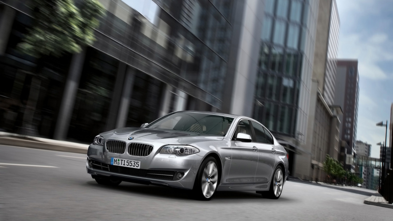 BMW 5 Series Sedan 2010 for 1366 x 768 HDTV resolution