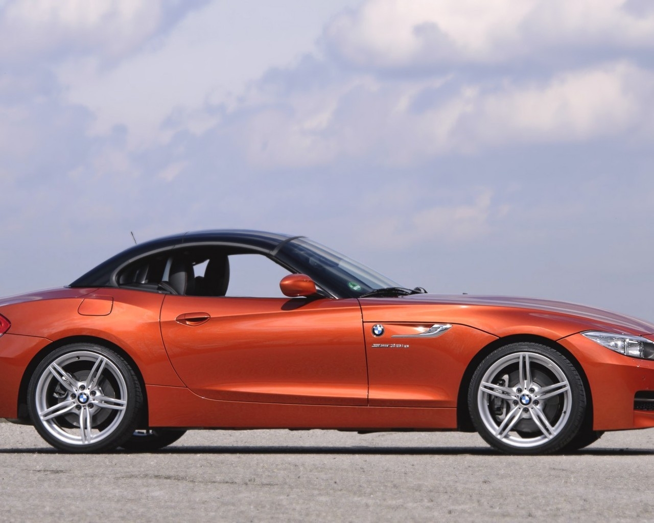 BMW Z4 Roadster Side View for 1280 x 1024 resolution