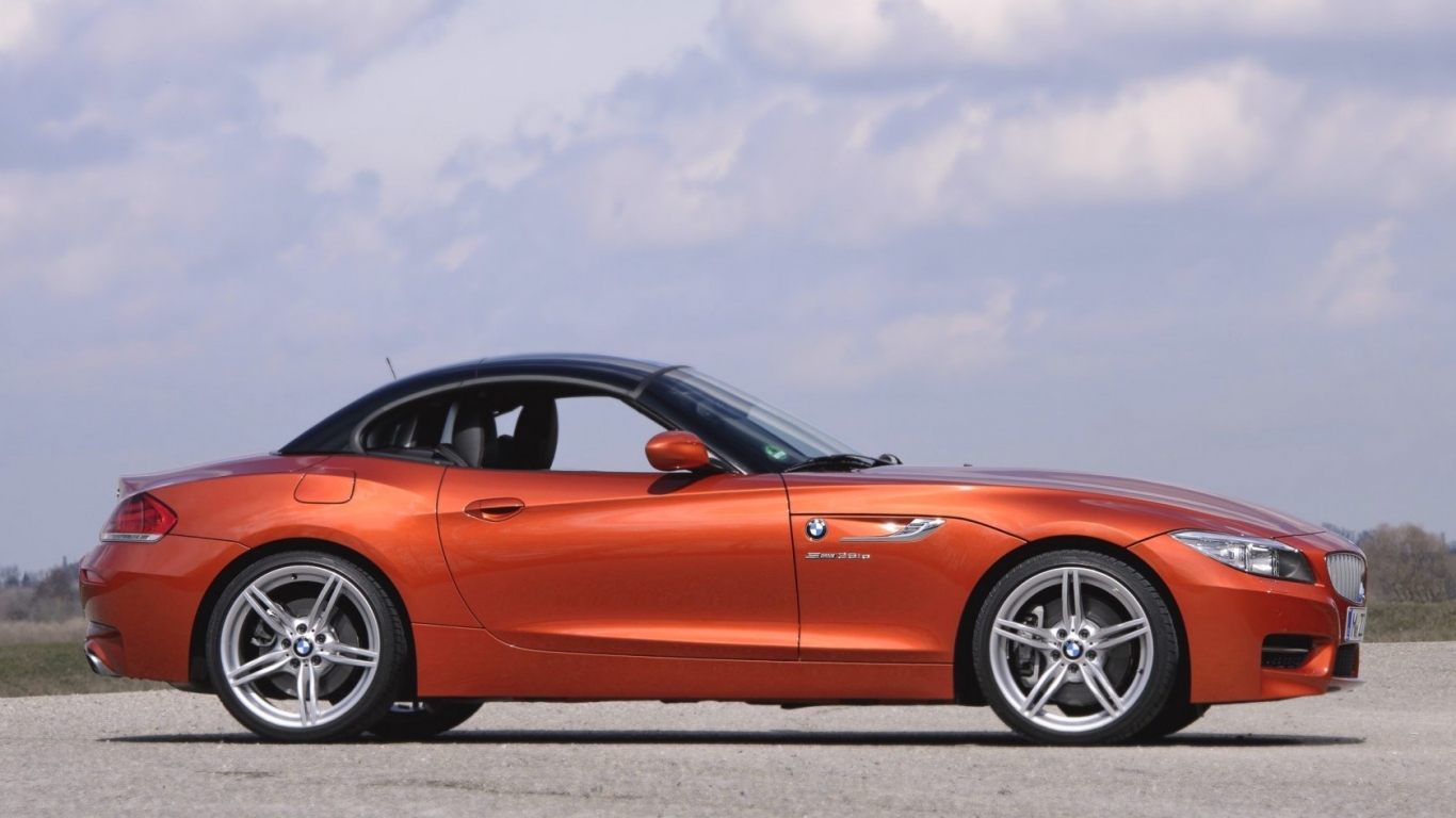 BMW Z4 Roadster Side View for 1366 x 768 HDTV resolution
