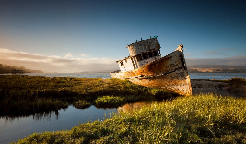 Boat Wreck for 1024 x 600 widescreen resolution