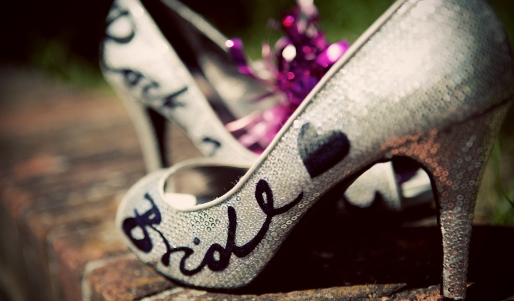 Bride Shoes for 1024 x 600 widescreen resolution