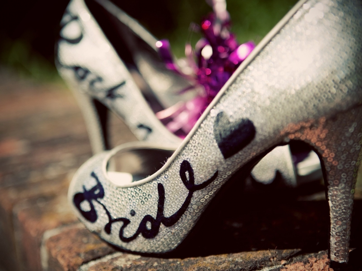 Bride Shoes for 1152 x 864 resolution
