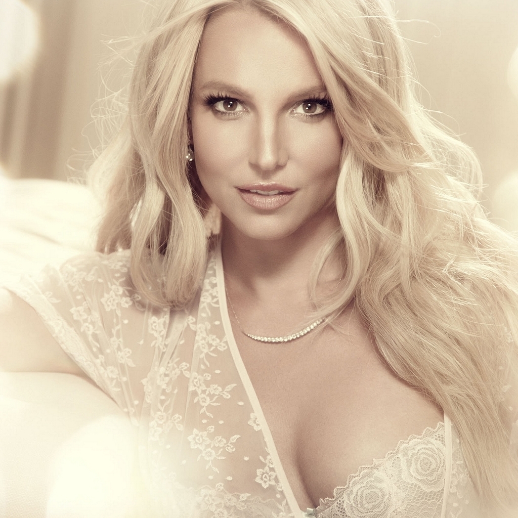 Britney Spears Glamouros for 1024 x 1024 iPad resolution