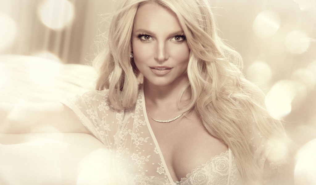 Britney Spears Glamouros for 1024 x 600 widescreen resolution