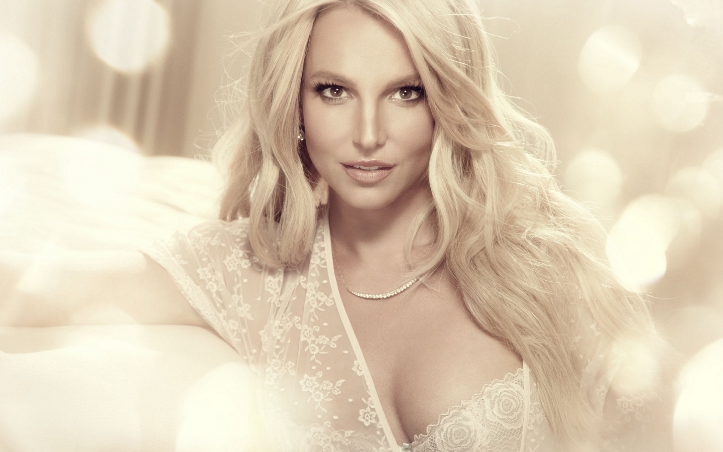 Britney Spears Glamouros for 1440 x 900 widescreen resolution
