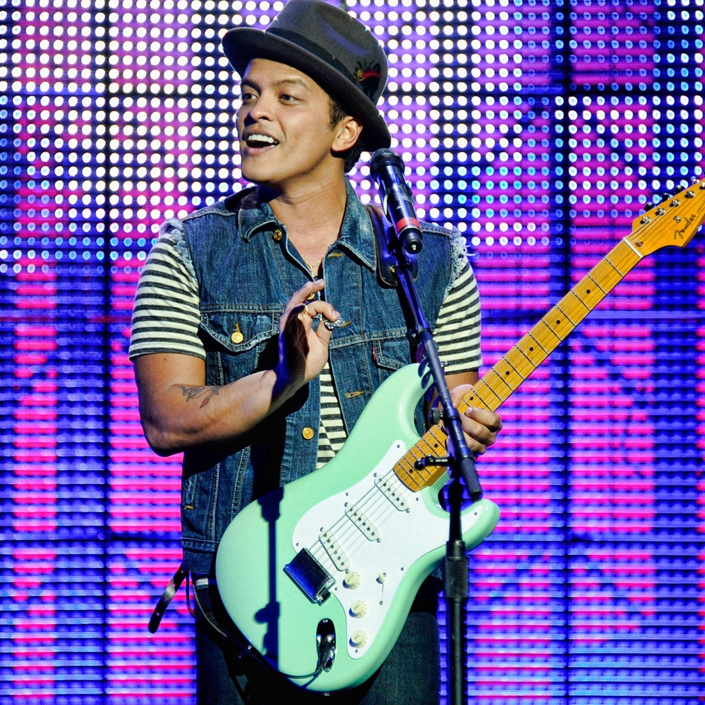 Bruno Mars in Concert for 1024 x 1024 iPad resolution