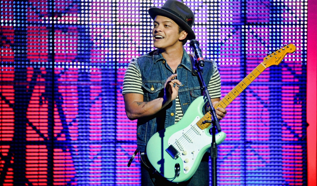 Bruno Mars in Concert for 1024 x 600 widescreen resolution