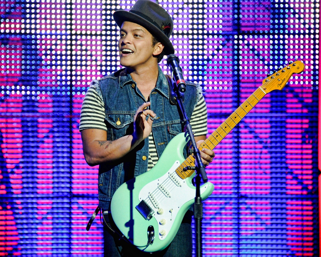 Bruno Mars in Concert for 1280 x 1024 resolution