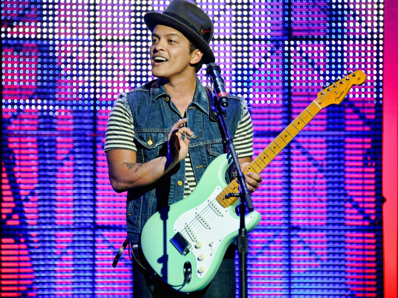 Bruno Mars in Concert for 1280 x 960 resolution